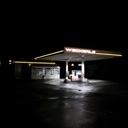 Leuchtreklame an einer Tankstelle bei Nacht. Produziert von Ruprecht Werbeland aus Krauchenwies.